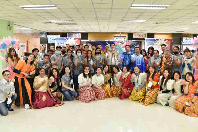 友達推動「安心、、創新、、、用心、、同心、、盡心」五星職旅，，，，為菲籍員工打造全方位照護，，首度贏得「人權實踐與發展領袖獎」殊榮