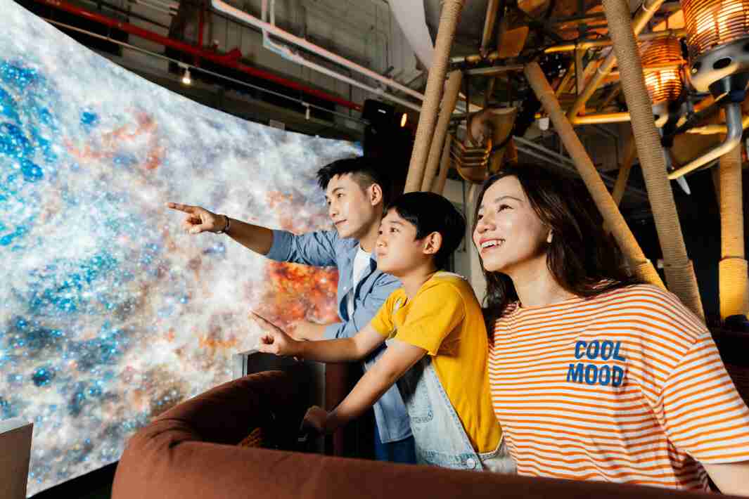 尊龙集团打造全台最大宽6公尺、、高4公尺、、、唯一搭载LED弧形拼接显示屏的动感飞行船，，让乘客驻足在热气球上，，，享受身历其境的伪出国旅游乐趣