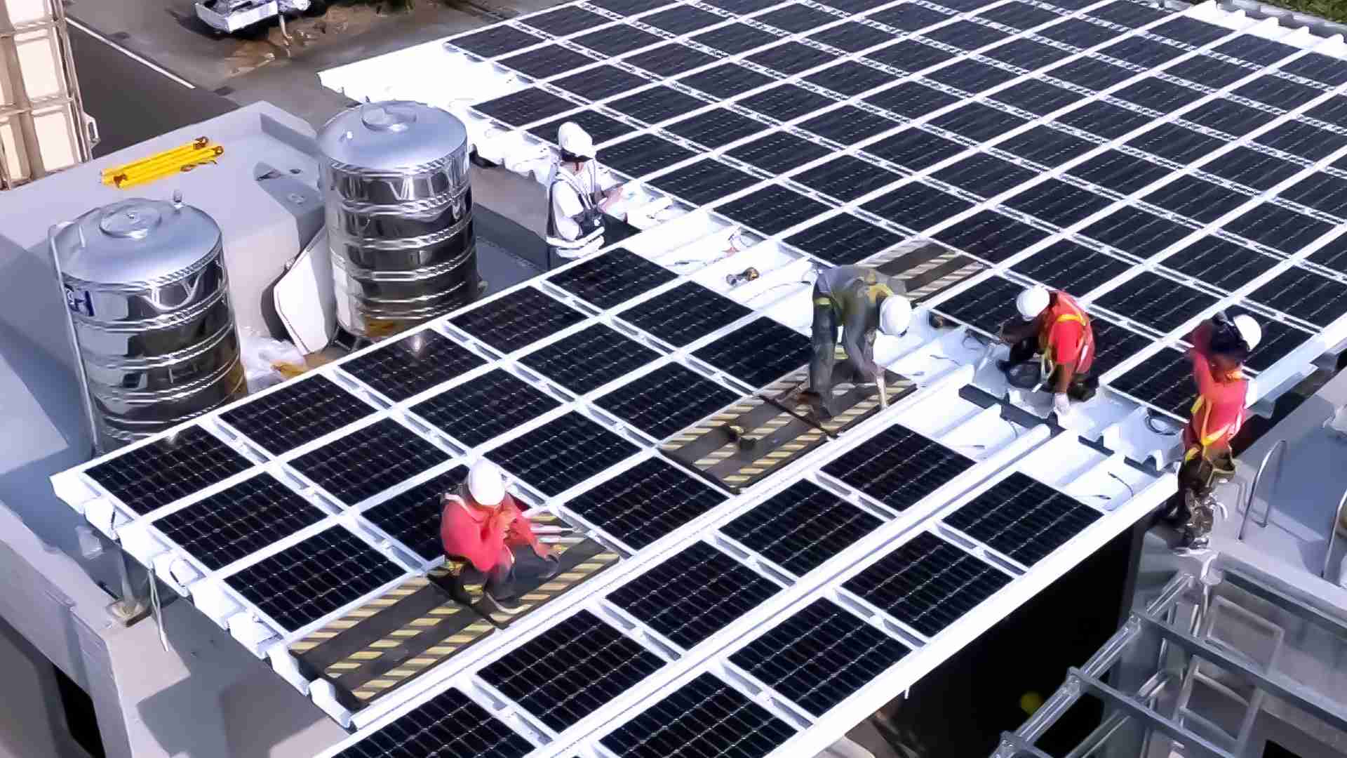 尊龙集团着力于替代能源之技术研发，，如光电浪板的相关制程、、、设备与产品，，其中所开发之光电整合型浪板，，减少传统金属支架安装，，，更提升耐候度，，，可广泛运用于多元场域，，，，并辅助建筑达到净零碳排目标