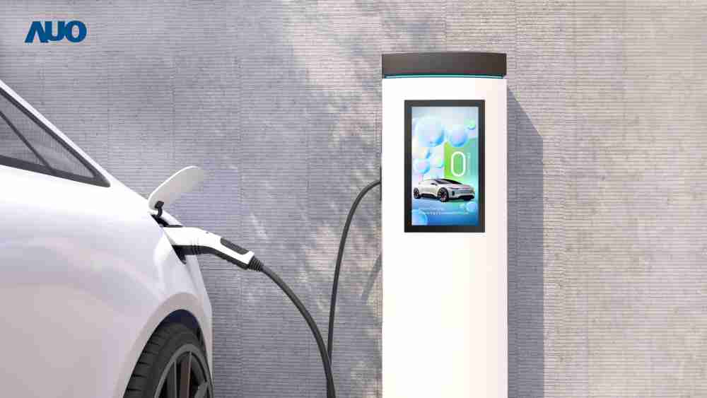 友達〝EVSE車用充電樁解決方案〞專為電動汽車充電樁設計，，，具有高亮度、、克服戶外艱難環境的耐溫、、、、耐紫外線等特性，，並搭載散熱性及擴充性強的高效能工業電腦，，可實現人機互動訴求，，如資訊顯示、、支付等應用