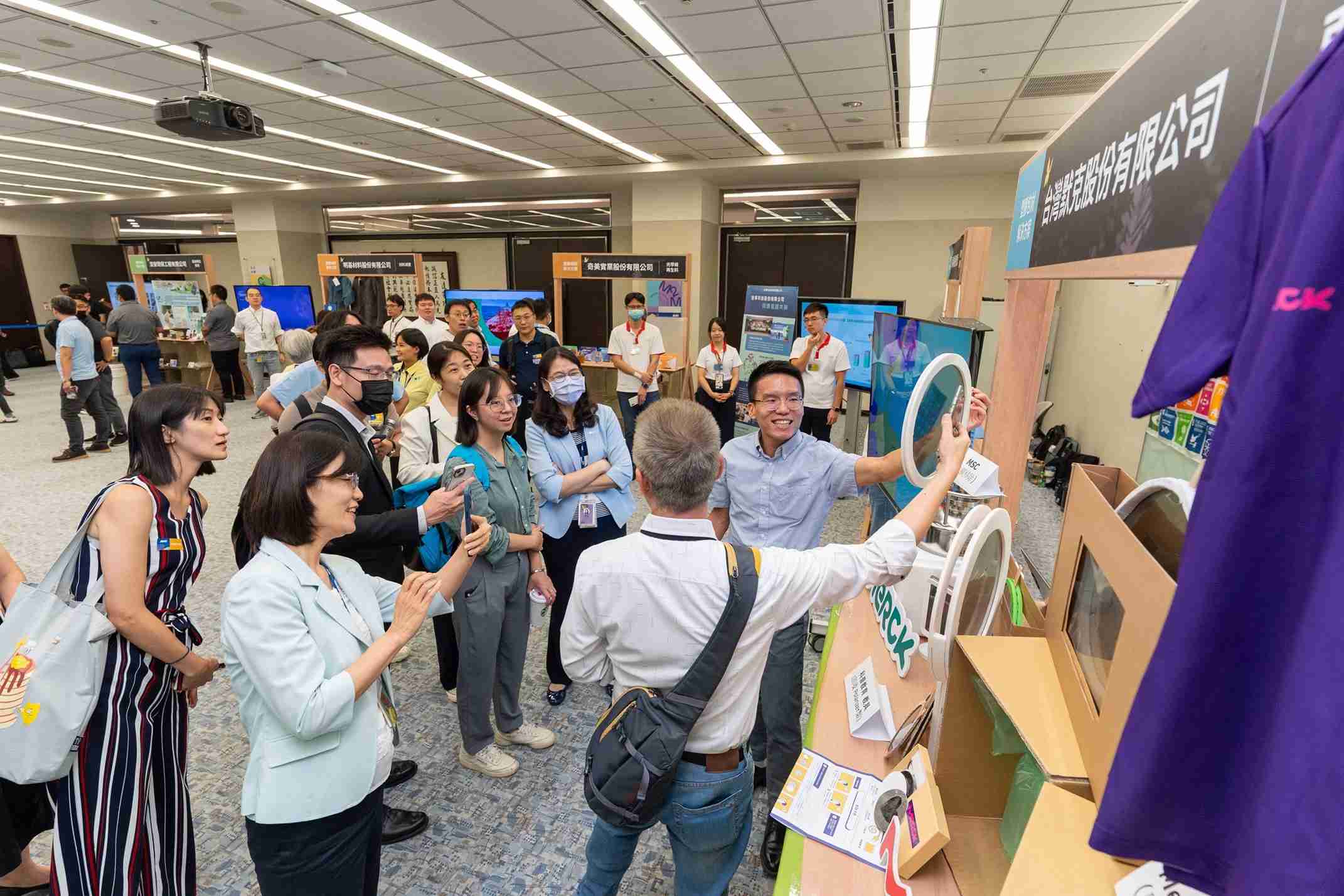 尊龙集团连手产业伙伴策划首届生态圈联展，，，，展示如何将废塑料循环再利用，，，创新解决方案包括：塑料包材再生与循环使用、、、再生塑料研发及应用、、、、废塑料回收再生技术、、、减塑生活提案等