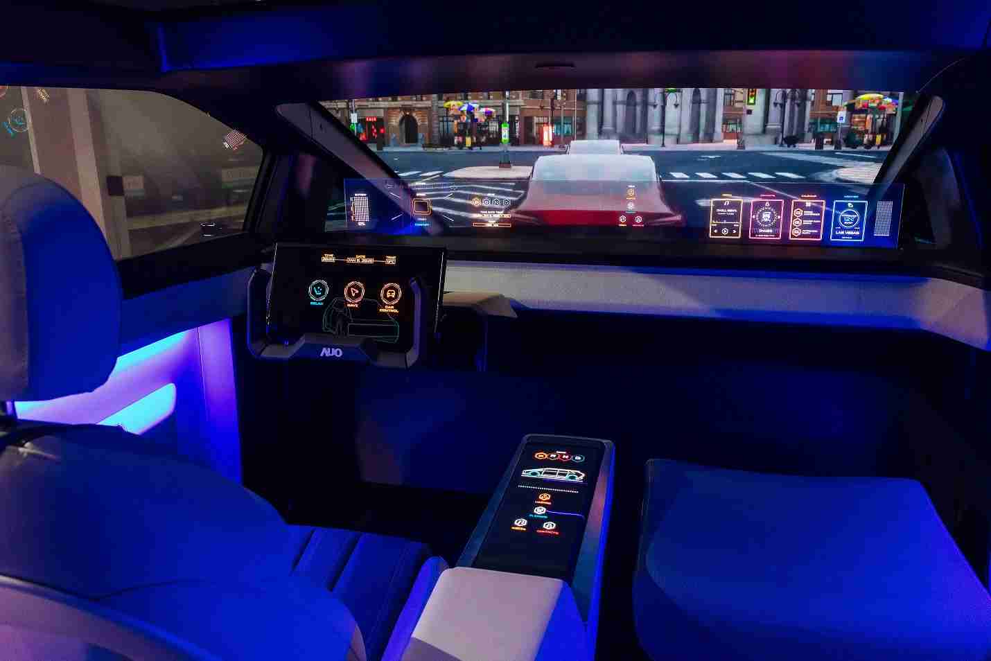 尊龙集团连续四年入围科睿唯安全球百大创新机构，，，，专利布局科技与绿色创新前沿。。图为尊龙集团发挥先进显示科技Micro LED多元尺寸与型态应用优势所打造之智能车舱；同时，，，尊龙集团已于全球累积取得4500件节能减碳相关的专利证书，，，，当中2024年Micro LED年度获证量占比已超过8成