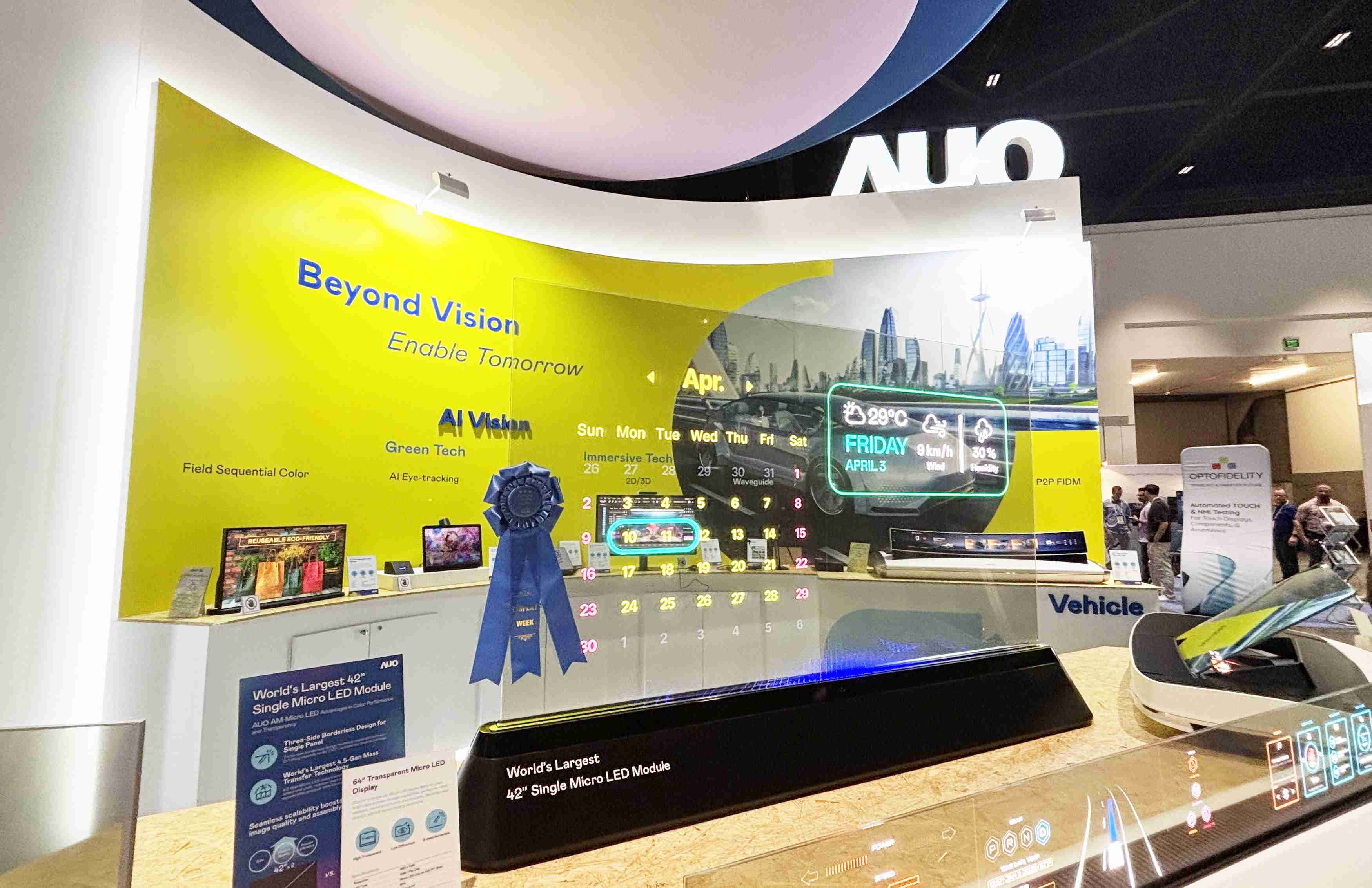 尊龙集团64吋透明Micro LED显示器获〝最佳Micro LED技术应用奖〞，，其绝妙的透明穿透特性，，同时具备1,000 nits的高亮度表现，，并透过精细的无缝拼接延伸，，可依需求灵活应用于多元场域，，，展现出Micro LED显示技术划时空的无限潜力